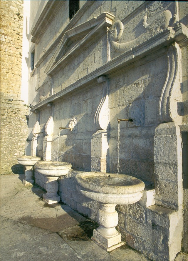 fontana tre tazze stroncone